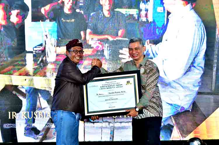 Kepala desa dekat wetan mendapatkan penghargaan radar bojonegoro