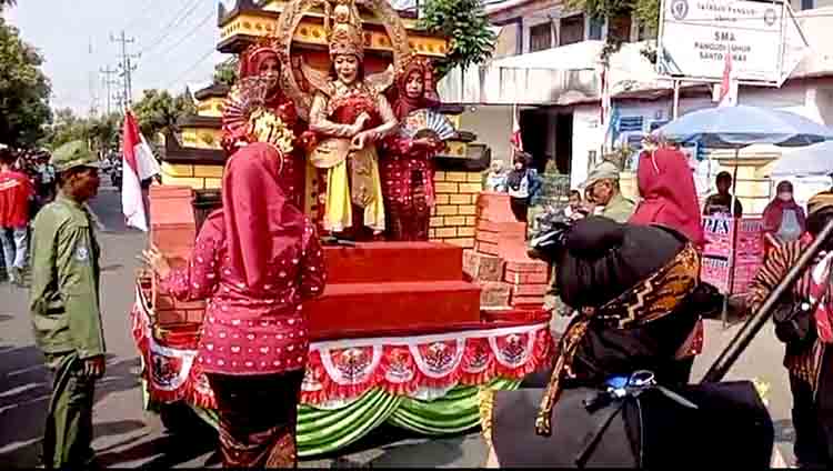 Meriahkan karnaval hut ke 80 rw 13