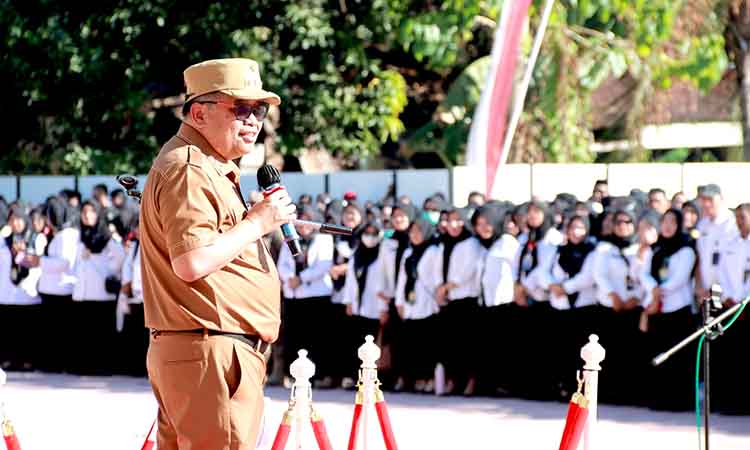 Pimpin apel gabungan pppk dan tenaga lainnya,