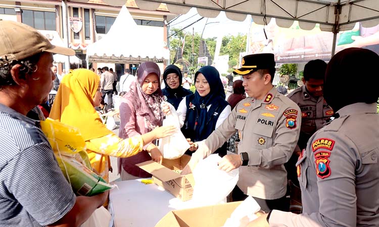 Polres bojonegoro sediakan 30 ton beras murah lewat gerakan pangan murah
