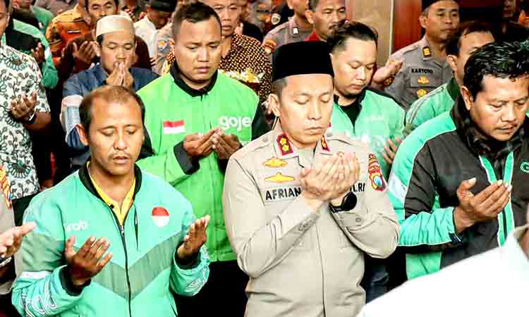 Polres bojonegoro dan komunitas ojol gelar salat gaib untuk affan kurniawan