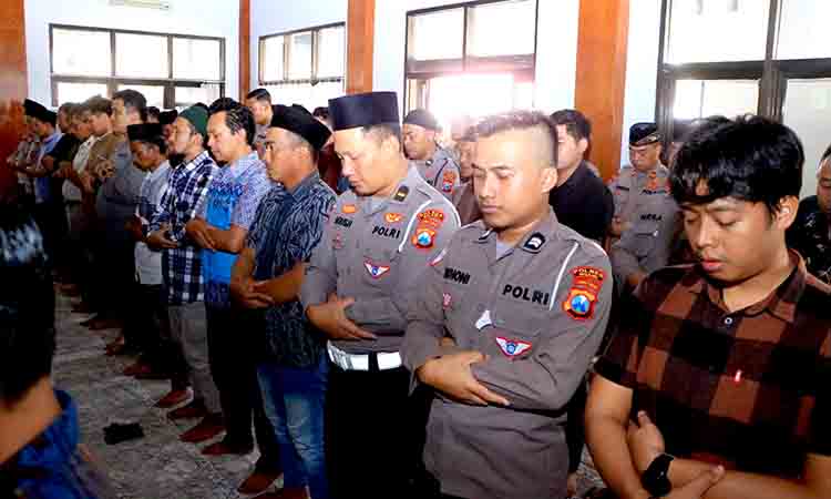 Polres ngawi gelar salat gaib doakan alm. affan kurniawan