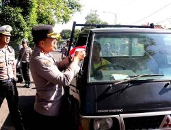 Polresta Banyuwangi Berbagi Bendera Merah Putih Sambut HUT Kemerdekaan RI ke – 80