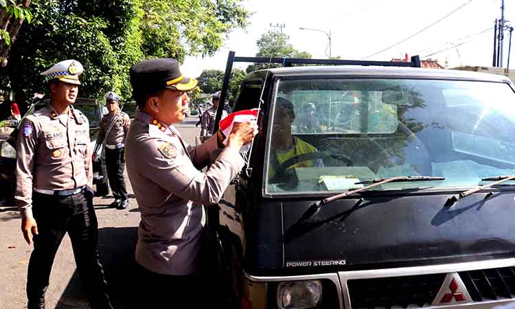 Polresta banyuwangi berbagi bendera merah putih sambut hut kemerdekaan ri ke 80