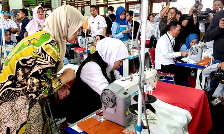Ribuan pelajar jawa timur jahit bendera raksasa