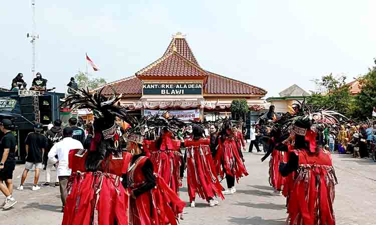 Sambut karnaval hut ri ke 80, ribuan warga penuhi jalan desa blawi