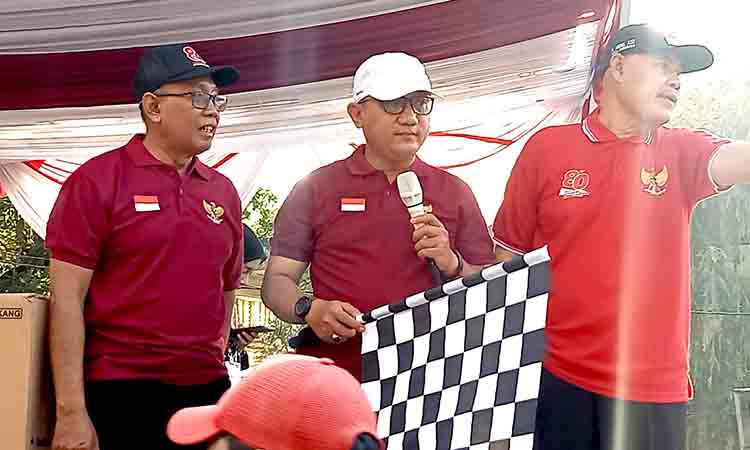 Semangat kemerdekaan warnai jalan sehat hut ke 80 ri di kelurahan pakal surabaya