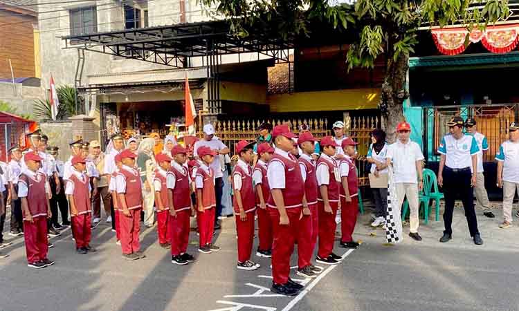 Semarak gerak jalan pelajar warnai peringatan kemerdekaan ke 80 di kedungpring 7