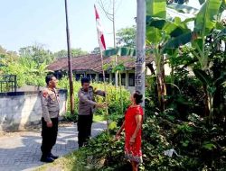 Tingkatkan Rasa Nasionalisme, Polres Ngawi Bagikan dan Pasang Bendera Merah Putih di Rumah-rumah Warga
