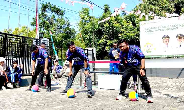 Tukar kado dan rias wajah warnai lomba agustusan kpu ngawi