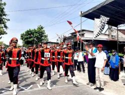 Camat Kedungpring Lepas Ratusan Peserta Gerak Jalan Peringatan HUT RI ke-80