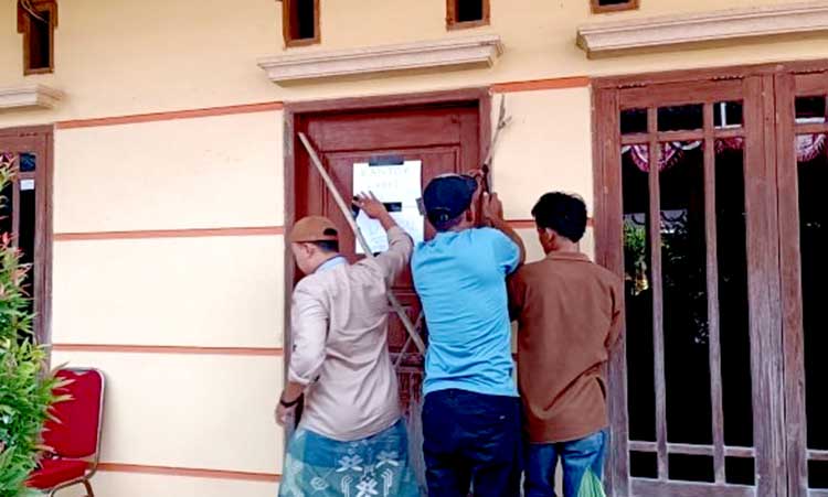 Warga kepohagung segel ruang kades