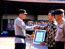 3 Masyarakat Bersama 42 Anggota Polres Ngawi Terima Penghargaan dari Kapolres