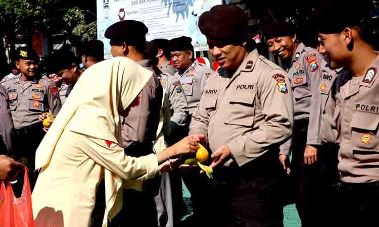 Bunga dan jeruk simbol kepedulian masyarakat untuk polres batu