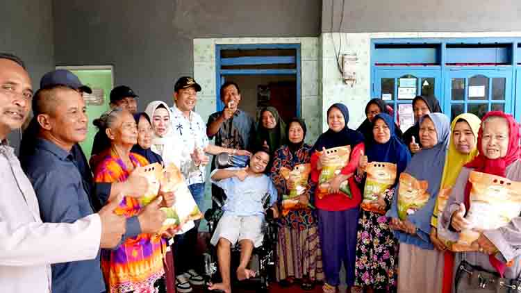 Bupati subandi serahkan kursi roda untuk warga disabilitas buduran