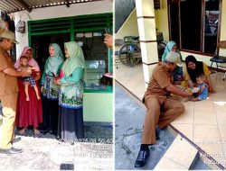 Datang Langsung ke Rumah, Pemerintah Desa Kebaron Bersama Kader Kesehatan Beri Makanan Tambahan untuk 15 Anak Stunting