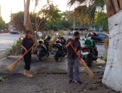 Ojol & Warga Kompak Bersihkan Pos Polisi yang Dibakar Massa di Surabaya