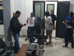 Kepala Desa Purwokerto Agus Nur Ariful Anam Serahkan Barang Jarahan Warga ke Polsek Ngadiluwih