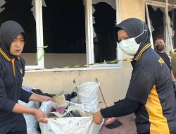 HUT ke-77, Polwan Polres Kediri Bersama Masyarakat Bersihkan Sisa Kerusuhan