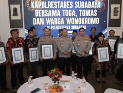 Kapolrestabes Surabaya Beri Penghargaan Kapolsek Wonokromo dan Toga Tomas atas Peran Aktif Jaga Kamtibmas