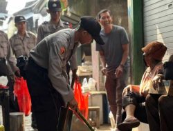 Siswa Diktukba Polri SPN Polda Jatim Punguti Sampah di Pasar Mojokerto, Pedagang: “Bikin Hati Adem”