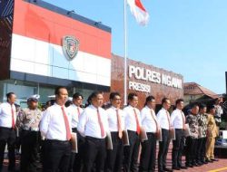 3 Masyarakat Bersama 42 Anggota Polres Ngawi Terima Penghargaan dari Kapolres
