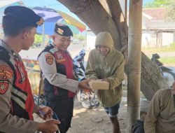 Polisi Patroli Sambil Berbagi Nasi Kotak Program Pasabber Polres Situbondo Disambut Antusias Warga