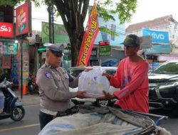 Polres Malang Berbagi Ratusan Paket Sembako Sambut Hari Lalu Lintas Bhayangkara ke-70