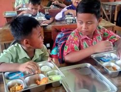 Launching Perdana, SPPG Dahlia Kandangan Bagikan 1.987 Porsi Menu Bergizi Gratis untuk Anak Sekolah