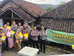 Turun Langsung Kapolres Kediri Kota Salurkan Bansos, Warga Sambut dengan Haru