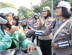 Gatur Lalin Sambil Berbagi Helm dan Cokelat Polwan Polda Jatim Peringati Hari Jadi Polisi Wanita ke 77