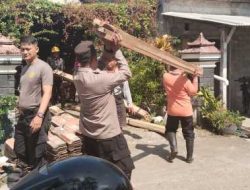Polsek Kepung Polres Kediri Bersama Relawan dan Warga Gelar Kerja Bakti Bersihkan Sisa Puting Beliung