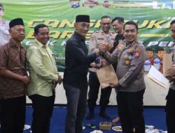 Cangkruakan Kamtibmas Polres Pelabuhan Tanjungperak Beri 200 Kunci Ganda Motor ke Warga