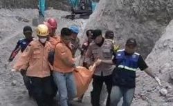 Tim SAR Gabungan Polres Magetan Berhasil Evakuasi Korban Longsor Tambang Trosono