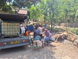 Polisi Tangani Kekeringan di Winongan Pasuruan Sulap Mobil Patroli Jadi Armada Air Bersih