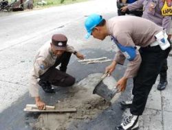 Polsek Plemahan Tambal Jalan Bogo – Kunjang, Bukti Polisi Peduli Warga