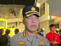 Polda Jatim Bantu Evakuasi Korban Runtuhnya Bangunan Pesantren di Sidoarjo