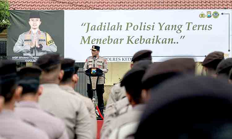 Kapolda jatim kunjungi polres kediri, beri motivasi pada anggota