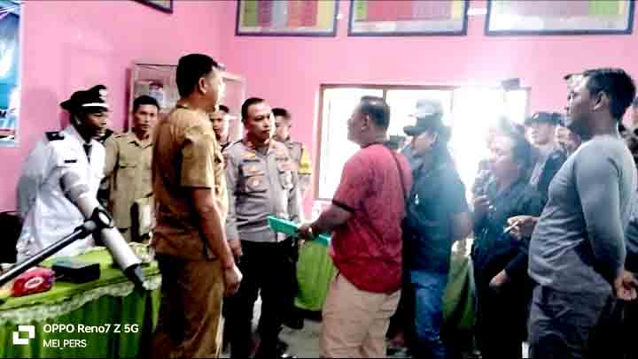 Kisruh pelantikan perangkat desa pojok