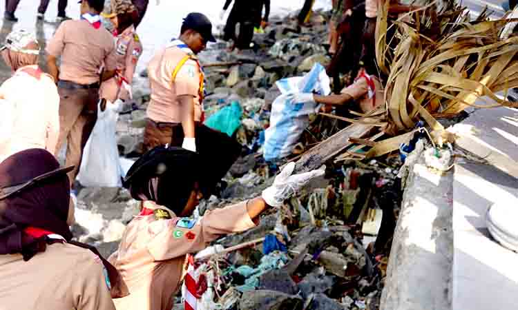 Kwarda jatim gelar aksi bersih pantai dan pagelaran budaya di tuban 2