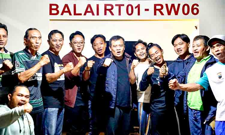 Njagong bareng warga di pos kamling