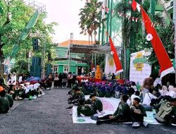 PKKMB “BERDAMPAK” Unisla 2025: Mahasiswa Baru FEB Gelar Aksi Lingkungan dan Bazar UMKM