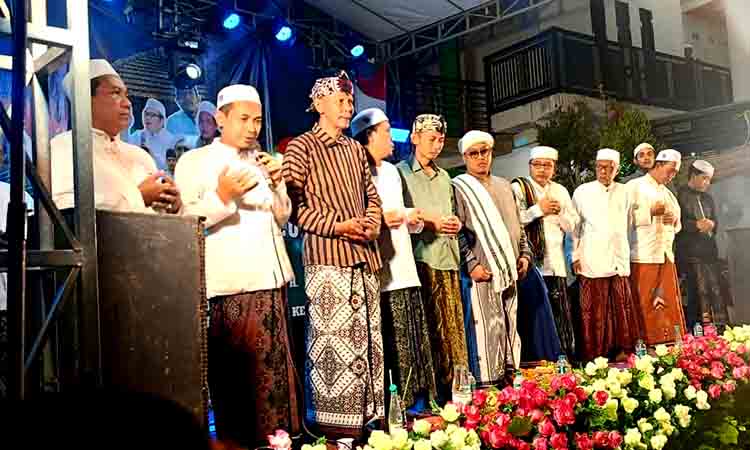 Peringatan khoul ke 15 kh. abbul muhaimin di ponpes khozinatul ulum berlangsung khidmat dan meriah