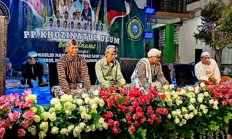 Peringatan khoul ke 15 kh. abbul muhaimin di ponpes khozinatul ulum berlangsung khidmat dan meriah 3