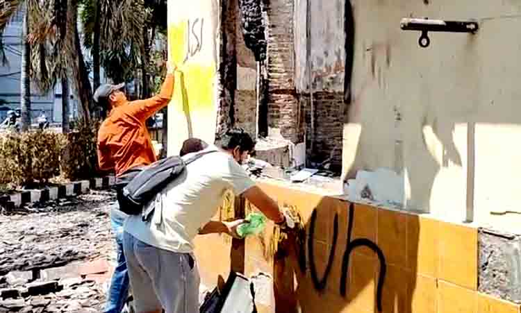 Polisi dan warga kembalikan asa jamaah masjid