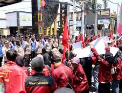Polres Lamongan Kawal Aksi Damai IMM, Kapolres Turun Langsung Temui Mahasiswa