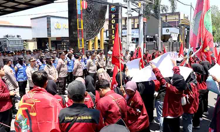 Polres lamongan amankan aksi damai unjuk rasa mahasiswa imm