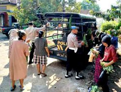 Polri Untuk Masyarakat, Polres Ngawi Berbagi Sayur Gratis di Jogorogo