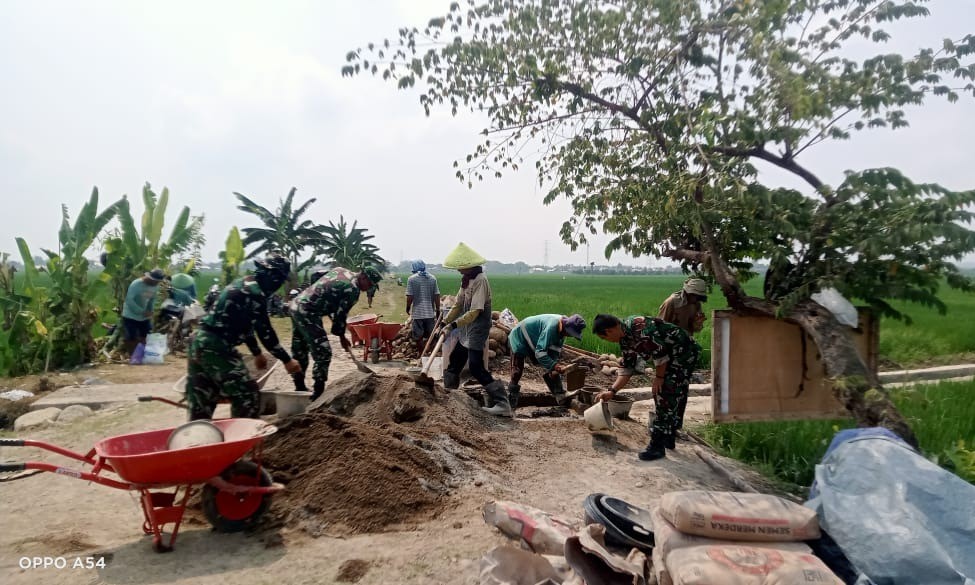 Aksi nyata babinsa koramil taman kawal rehabilitasi jaringan irigasi swakelola tipe 2 2