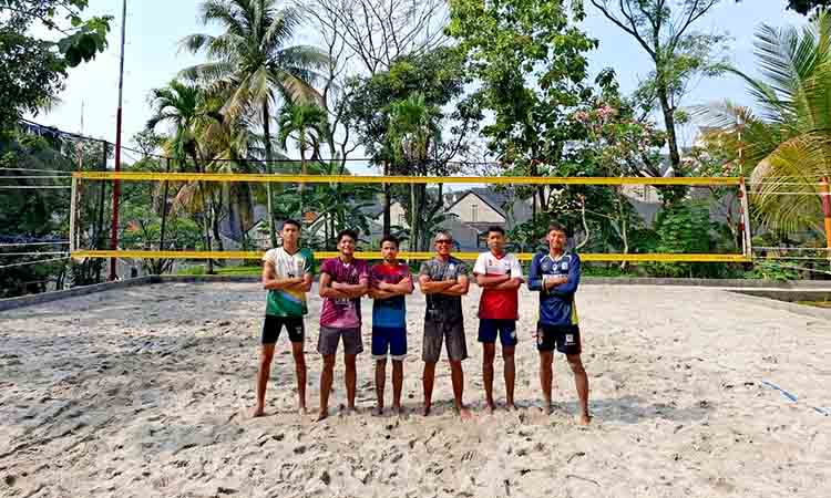 Atlet dan pelatih bola voli pantai sidoarjo